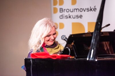 11-broumovske-diskuse-koncert-beata-hlavenkova-foto-jaroslav-winter-18.jpg